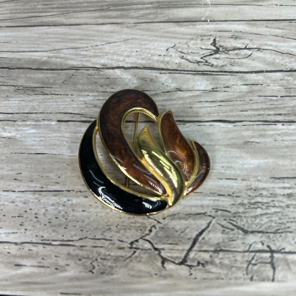 Trifari Brooch Gold Tone Black Swirl Enamel Leaves Swirl Vintage Grandma‎